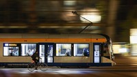 Warga yang tidak menggunakan transportasi umum ada yang pakai sepeda untuk melakukan penghematan. Foto: dpa/picture alliance via Getty I/picture alliance