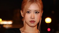 Dalam sesi foto, Rosé BLACKPINK tampak menampilkan pose andalannya. (Getty Images/Pascal Le Segretain) 