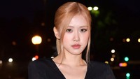 Rosé BLACKPINK menghadiri event Saint Laurent Womenswear Spring/Summer 2023. (WireImage/Dominique Charriau) 