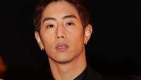 Mark Tuan tampil dengan setelan kemeja dan belt berwarna gelap. (Foto: Getty Images/Pascal Le Segretain)