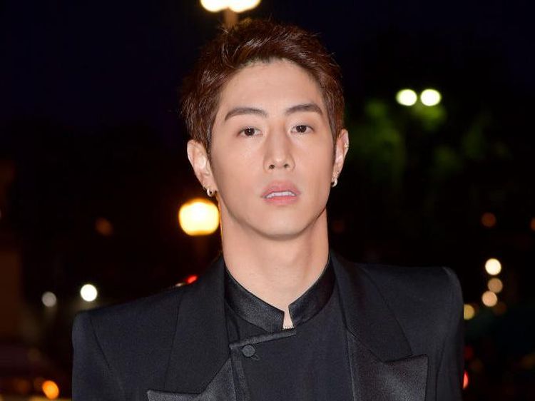 Tampil Serba Hitam, Mark Tuan Cocok Jadi Batman Nih!