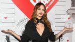 Cara Delevingne Muncul, Tertawa-tawa Usai Bikin Khawatir