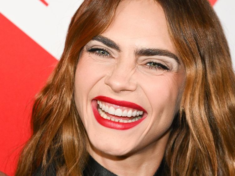 Cara Delevingne Muncul, Tertawa-tawa Usai Bikin Khawatir