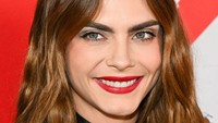 Lipstik merahnya terlihat sangat mencolok dengan busana gelap tersebut. (Foto: Stephane Cardinale - Corbis/Corbis via Getty Images)  