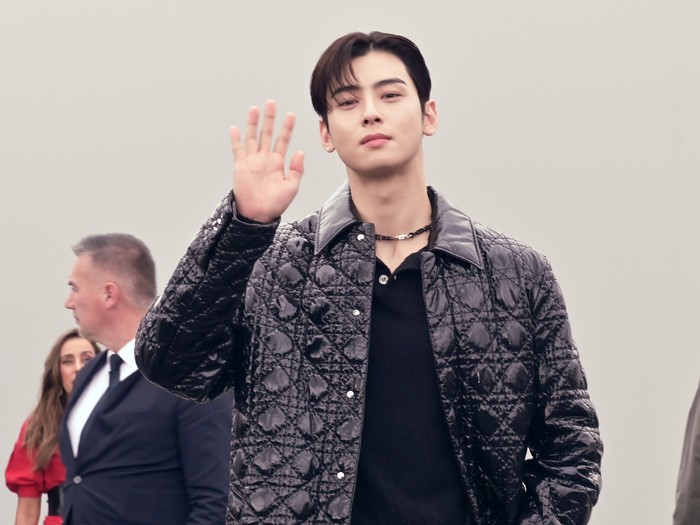 1428179824 PARIS, FRANCE - SEPTEMBER 27: Korean singer Cha Eun-Woo attends the Christian Dior Womenswear Spring/Summer 2023 show as part of Paris Fashion Week on September 27, 2022 in Paris, France. (Photo by Foc Kan/WireImage)