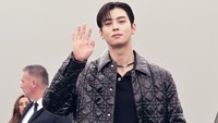 Cha Eun Woo tampak melambai ke kamera yang tak henti memotret dirinya saat tiba di lokasi acara. (Foto: WireImage/Foc Kan)