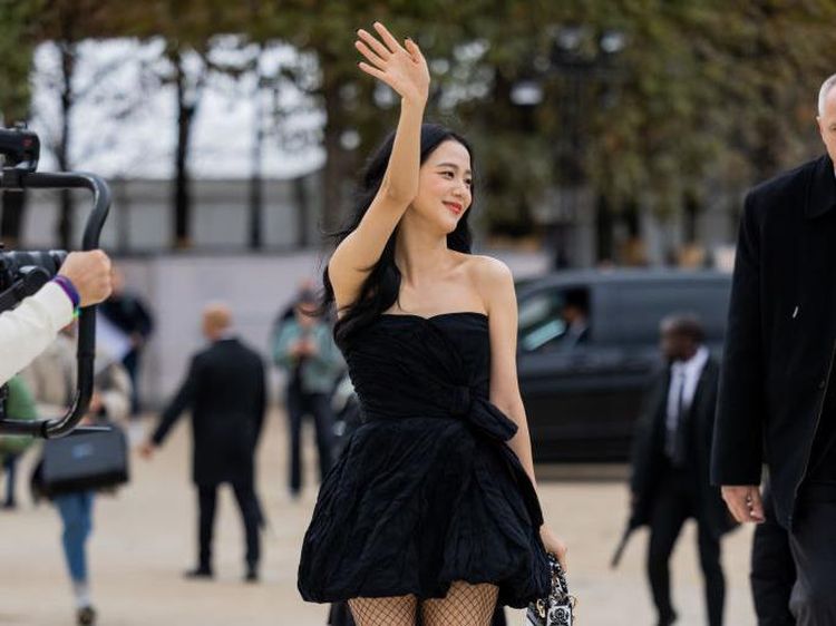 Jisoo BLACKPINK Pakai Stocking Jaring-jaring