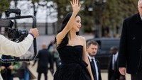 Dalam kesempatan itu, Jisoo tampil dengan busana serba Dior dari atas sampai ujung kaki. (Foto: Christian Vierig/Getty Images) 