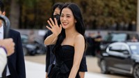 Sejak tiba di lokasi acara, Jisoo langsung mengumbar senyum dan menyapa semua orang. (Foto: Christian Vierig/Getty Images) 