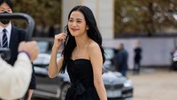Jisoo juga mengenakan stocking jaring-jaring dalam kesempatan tersebut. (Foto: Christian Vierig/Getty Images) 