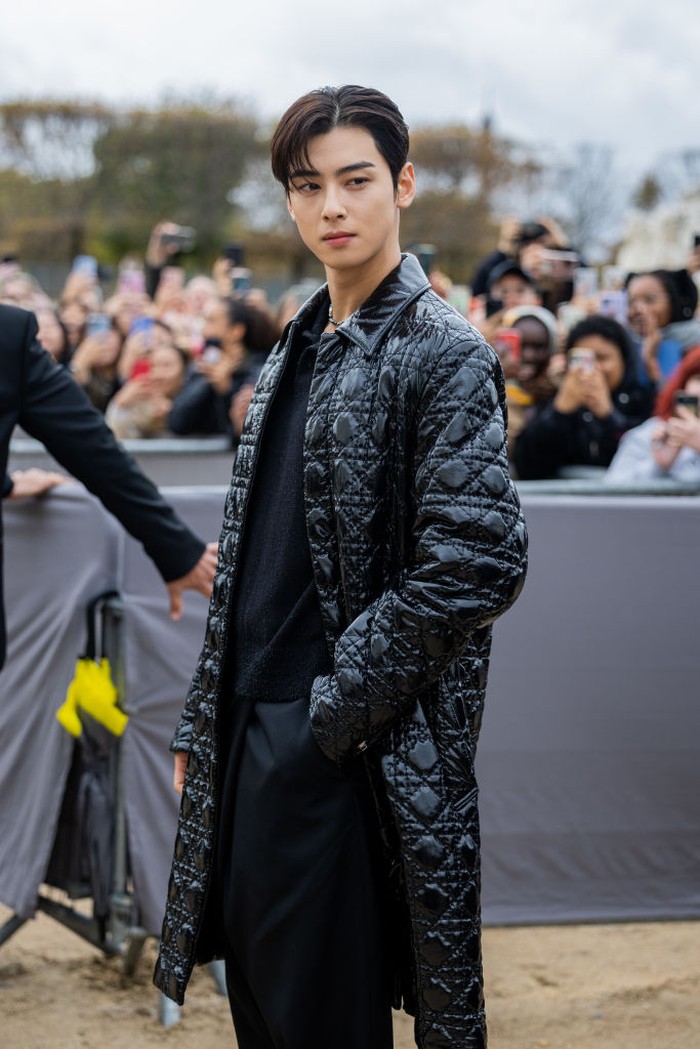 1428247868 PARIS, FRANCE - SEPTEMBER 27: Cha Eun-woo wears black varnished coat, pants outside Dior during Paris Fashion Week - Womenswear Spring/Summer 2023 : Day Two on September 27, 2022 in Paris, France. (Photo by Christian Vierig/Getty Images)