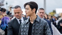 Makin ganteng aja nih, Cha Eun Woo! Apa karena efek kena udara Paris ya? (Foto: Getty Images/Christian Vierig)