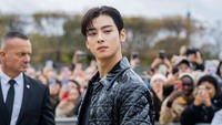 Rambut personel ASTRO itu tampak ditata belah tengah secara proporsional. (Foto: Getty Images/Christian Vierig)