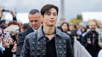 Postur jangkung Cha Eun Woo makin terlihat sempurna dengan busana serba hitam yang dikenakannya. (Foto: Getty Images/Christian Vierig) 