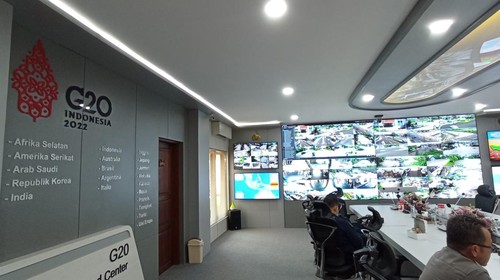 (2) Suasana Pos komando (command center) Polda Bali di kawasan The Nusa Dua, Kecamatan Kuta Selatan, Kabupaten Badung, yang digunakan untuk pengamanan presidensi G20.