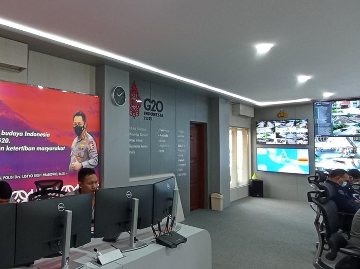 (3) Suasana Pos komando (command center) Polda Bali di kawasan The Nusa Dua, Kecamatan Kuta Selatan, Kabupaten Badung, yang digunakan untuk pengamanan presidensi G20.