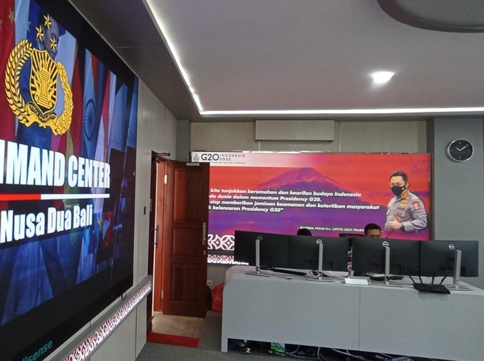 (4) Suasana Pos komando (command center) Polda Bali di kawasan The Nusa Dua, Kecamatan Kuta Selatan, Kabupaten Badung, yang digunakan untuk pengamanan presidensi G20.