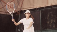 Enzy Storia menjadi salah satu artis yang diketahui memiliki banyak hobi olahraga mulai dari sepeda hingga tenis. “Maaf ya sepedaku, aku lagi suka main tennis,” tulisnya dalam Instagram yang diunggah 27 Juli 2022. (Instagram @enzystoria)