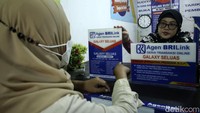 Adapun biaya yang diperoleh dari setiap transaksi beragam. Untuk layanan transfer ke rekening Bank BRI dikenakan biaya paling kecil Rp 8 ribu untuk nominal transaksi Rp 10 ribu sampai Rp 500 ribu dan biaya paling besar mencapai Rp 25 ribu untuk nominal transaksi Rp 8 juta sampai Rp 10 juta. Besaran biaya transaksi tersebut juga sama seperti layanan tarik tunai.