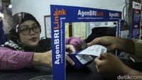 Sementara itu, untuk transfer ke rekening selain BRI, Rudianto bisa mendapatkan keuntungan mulai dari Rp 20 ribu per transaksi dengan nominal transfer berkisar Rp 10 ribu sampai Rp 500 ribu. Sementara untuk transfer dengan angka Rp 8 juta sampai Rp 10 juta, Rudianto mampu mendapatkan keuntungan Rp 50 ribu per transaksi.