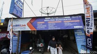 Saat ini jumlah nasabah Bank BRI yang melakukan transaksi di tokonya mencapai 20-30 orang per hari di momen biasa. Namun, ketika musim gajian tiba maka jumlahnya bisa mencapai 50-70 transaksi per hari.