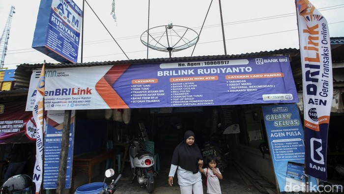 Agen BRILink di Perbatasan Raup Belasan Juta Untuk menjadi pengusaha sukses tentu harus berani mengambil keputusan dan risiko. Salah satu caranya 'banting setir' dengan cara menjalankan bisnis lain demi meraih cuan lebih banyak. Hal itulah yang dilakukan oleh pemilik usaha mikro asal Seluas Kalimantan Barat, Rudianto (36).
