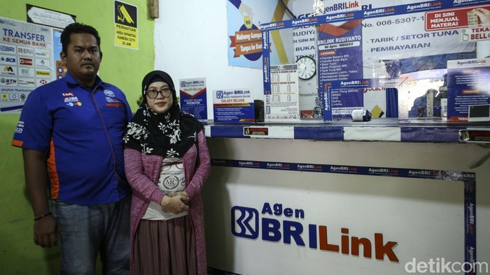 Untuk menjadi pengusaha sukses tentu harus berani mengambil keputusan dan risiko. Salah satu caranya 'banting setir' dengan cara menjalankan bisnis lain demi meraih cuan lebih banyak. Hal itulah yang dilakukan oleh pemilik usaha mikro asal Seluas Kalimantan Barat, Rudianto (36).