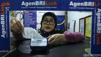 Sembari menjalankan bisnis toko kelontong, warga Seluas Kalimantan Barat itu juga memutuskan untuk menjadi Agen BRILink di kawasan tersebut.