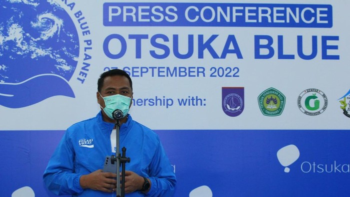 Aksi Nyata Menyelamatkan Bumi dari Plastik Keseriusan PT Amerta Indah Otsuka dalam mengurangi sampah plastik patut diacungi jempol. Kini mereka membuat kemasan botol plastik dengan material daur ulang.
Aksi nyata itu dituangkan dalam program Otsuka Eco Bottle yaitu upaya untuk membuat kemasan botol plastik dengan bahan material daur ulang.