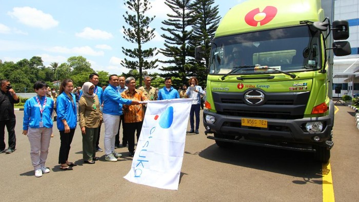 Aksi Nyata Menyelamatkan Bumi dari Plastik Keseriusan PT Amerta Indah Otsuka dalam mengurangi sampah plastik patut diacungi jempol. Kini mereka membuat kemasan botol plastik dengan material daur ulang.
Aksi nyata itu dituangkan dalam program Otsuka Eco Bottle yaitu upaya untuk membuat kemasan botol plastik dengan bahan material daur ulang.