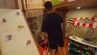 Di tempat ini keduanya juga menyelipkan beberapa sepeda kecil untuk kedua anaknya. Foto: YouTube