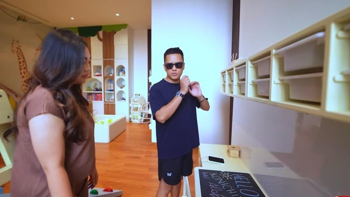 Arief Muhammad dan Tipang tunjukan ruang bermain Baim dan Mecca.