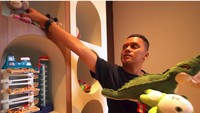 Ada beberapa boneka juga di sana. Foto: YouTube