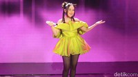 Gaya yang unik Ayu Ting Ting, membawa dangdut naik kelas. Foto: Agung Pambudhy/detikhot
