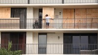 Warga terpaksa meninggalkan toko hingga rumah untuk mengungsi. (The Washington Post/Getty Images)  