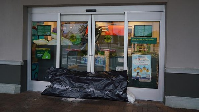 Begini Cara Warga Florida AS Siaga Diamuk Badai TAMPA, FLORIDA - SEPTEMBER 27: A door is partly covered with plastic bags in Tampa, Florida on September 27, 2022. as people are making a last ditch effort to prepare for Hurricane Ian to make landfall. At least 2.5 million Floridians are currently under some type of evacuation order as Hurricane Ian rapidly intensified into a major hurricane on Tuesday. Hurricane Ian is expected to make landfall in the Tampa Bay area Wednesday night into early Thursday morning.