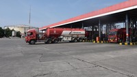 Sebelum mobil tanki dapat keluar dari Fuel Terminal BBM dan menuju SPBU tujuannya, produk BBM akan kembali diuji di pintu keluar. Foto: Dok. Pertamina