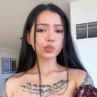 Bella Poarch mungkin pernah mampir di FYP kamu dengan konten lipsync-nya yang jadi sering trending. Setelah dikenal melalui media sosial, Bella pun merambah dunia tarik suara dengan merilis lagu, yang terbaru Living Hell.Foto: Instagram