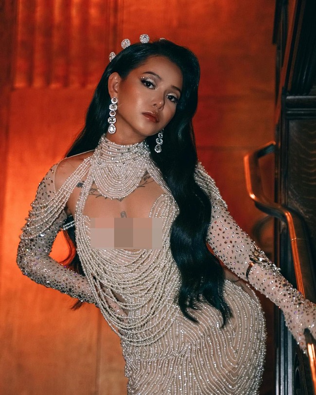 Selain itu, sempat viral rumor bahwa Bella Poarch bergabung dengan Illuminati. Sejumlah orang berkonspirasi ia telah menjual jiwanya untuk TikTok karena terkenal begitu cepat. Sejumlah orang berusaha membuktikan kebenarannya tapi hingga kini Bella belum pernah membahas isu ini.Foto: Instagram