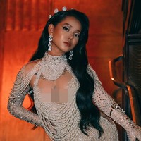 Selain itu, sempat viral rumor bahwa Bella Poarch bergabung dengan Illuminati. Sejumlah orang berkonspirasi ia telah menjual jiwanya untuk TikTok karena terkenal begitu cepat. Sejumlah orang berusaha membuktikan kebenarannya tapi hingga kini Bella belum pernah membahas isu ini.Foto: Instagram
