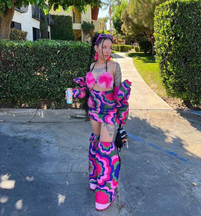 Fakta menarik mengenai TikToker ini adalah ia sempat terlibat kontroversi karena tato. Ia memiliki tato bergambar garis-garis di salah satu lengan yang melambangkan bendera Jepang versi lama. Hal tersebut cukup ofensif dan diprotes oleh orang Korea karena dikaitkan dengan imperialisme Jepang dan keterlibatannya dalam Perang Dunia II.Foto: Instagram