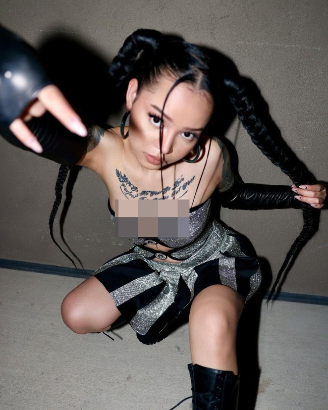 Diketahui bahwa wanita 25 tahun itu dulu hidup miskin di Filipina sebelum akhirnya diadopsi di Amerika. Tapi bahkan setelah diasuh oleh kedua orangtua angkat, ia malah mendapat perlakuan tidak menyenangkan. Foto: Instagram