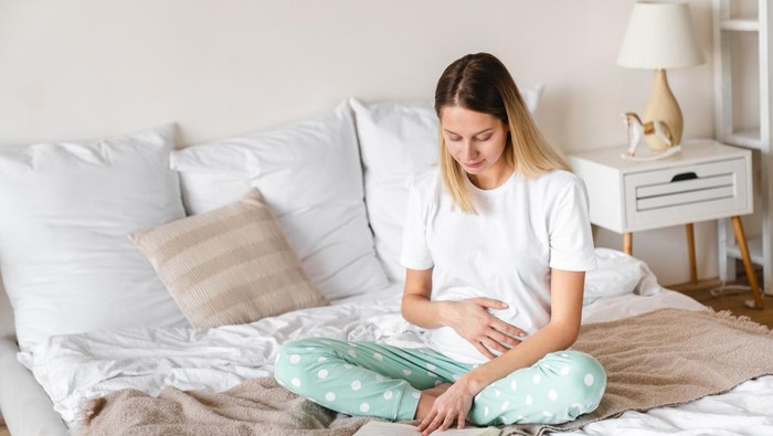 Bentuk Perut Hamil 2 Bulan Saat Duduk & Bedanya dengan Buncit