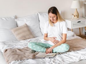 Bentuk Perut Hamil 2 Bulan Saat Duduk & Bedanya dengan Buncit