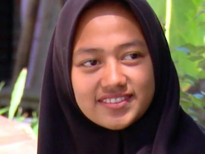 Sebelumnya, Tanti hanya sendiri merawat sang nenek dan adiknya tanpa kedua orangtuanya. Berkat berbuatbaik, kini Tanti sudah bisa berkumpul bersama keluarganya.