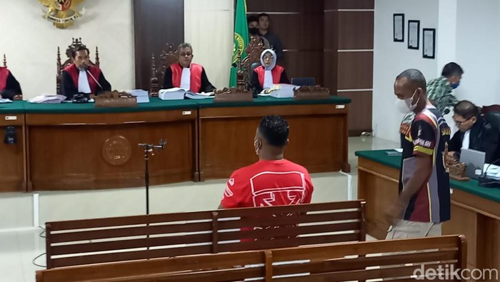 Brigadir Andi Richo Amir saat menjadi saksi di sidang kasus pelanggaran HAM berat Paniai di PN Makassar.