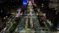 Pemandangan udara warga yang berkemah di jalan 9 de Julio, Buenos Aires, Argentina, Selasa (27/9/2022) waktu setempat.  