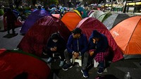 Ribuan warga melakukan aksi unjuk rasa sepanjang hari, mereka bahkan memasang tenda untuk bermalam di jalanan kota Buenos Aires.  