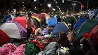 Dilaporkan sebanyak 42 persen dari 19 juta penduduk Argentina hidup di bawah garis kemiskinan. Tingkat pengangguran mencapai 10,2 persen.
