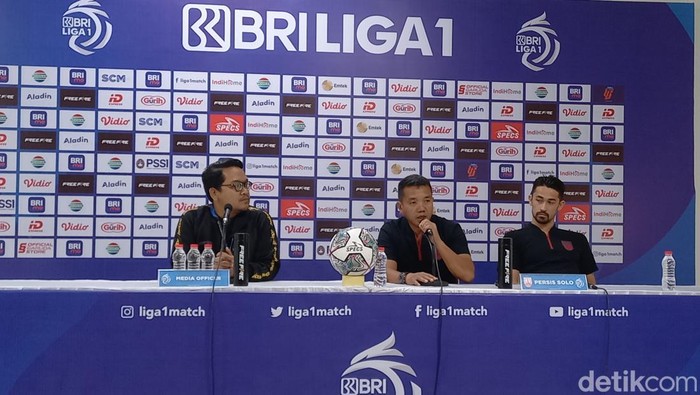 Caretaker Persis Solo Rasiman (tengah), saat konfrensi pers di Stadion Manahan Solo, Rabu (28/9/2022)